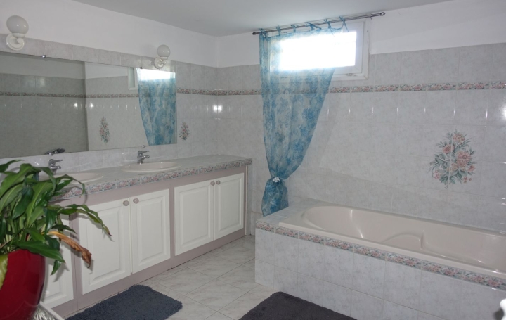 3 Pièces SAINT-JEAN-DE-FOS (34150)  81 m2 750 € 