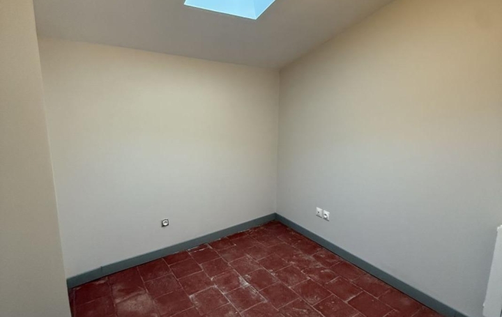 4 Pièces MEZE (34140)  70 m2 935 € 