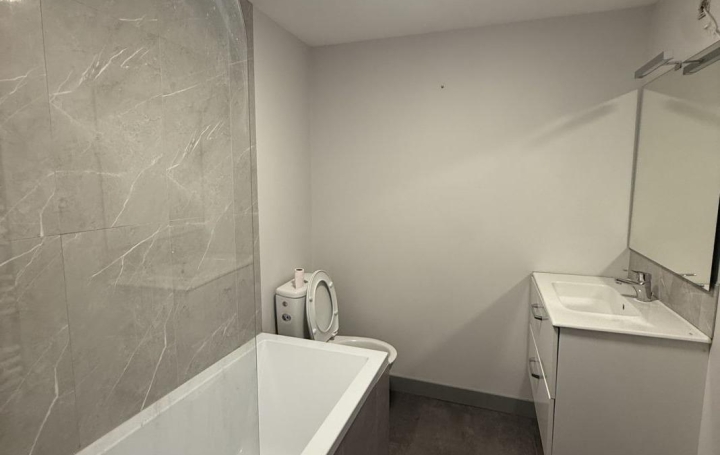 4 Pièces MEZE (34140)  70 m2 935 € 