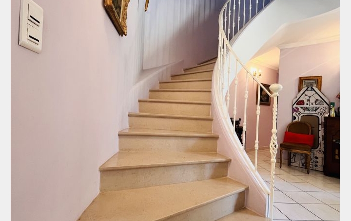 Villa BAGNOLS-SUR-CEZE (30200)  168 m2 350 000 € 