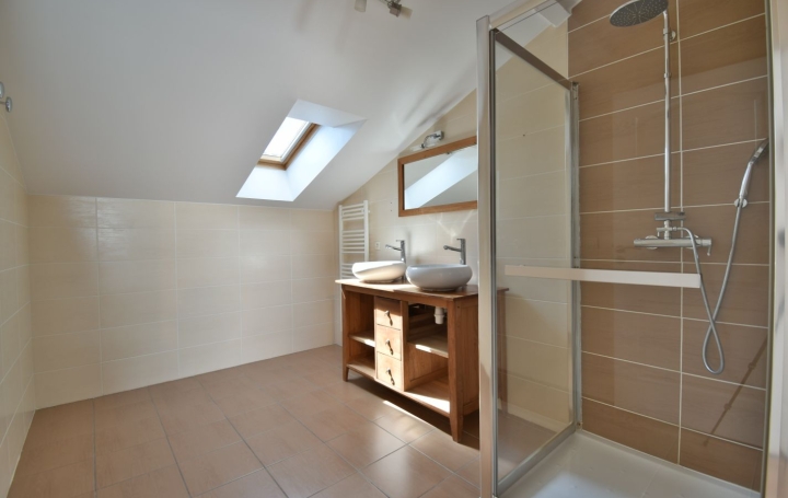 Maison CHOLET (49300)  215 m2 1 600 € 