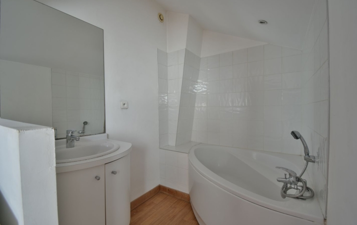 3 Pièces CHOLET (49300)  77 m2 670 € 