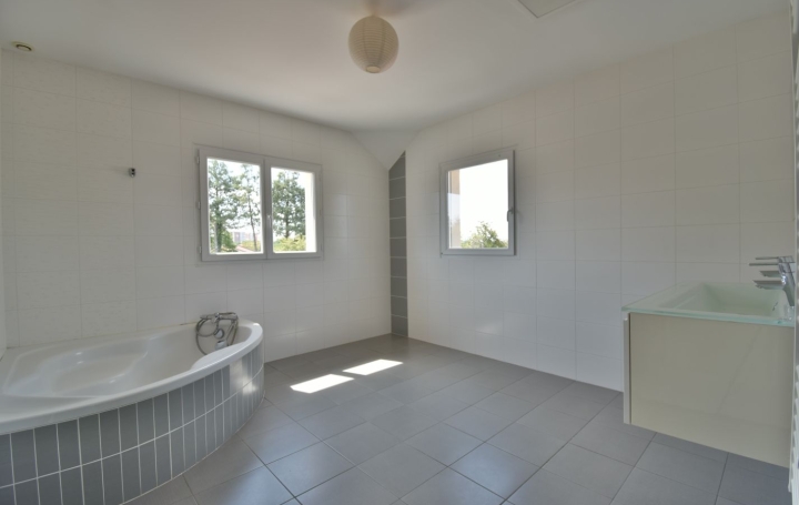 Maison CHOLET (49300)  215 m2 537 000 € 