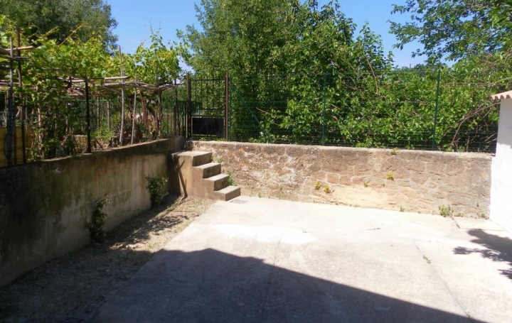 Maison de village SORGUES (84700)  77 m2 843 € 