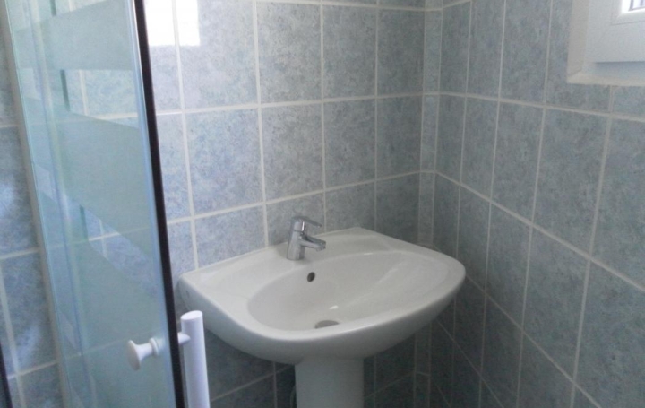 Maison de village SORGUES (84700)  77 m2 843 € 