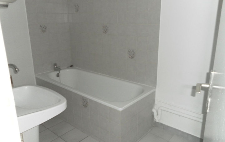 Studio SORGUES (84700)  28 m2 416 € 
