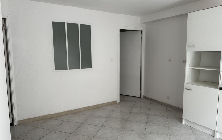 Studio SORGUES (84700)  26 m2 395 € 