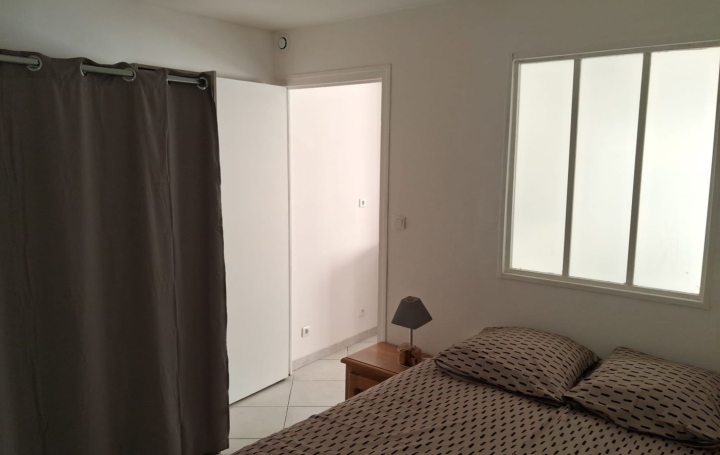 Studio SORGUES (84700)  26 m2 360 € 