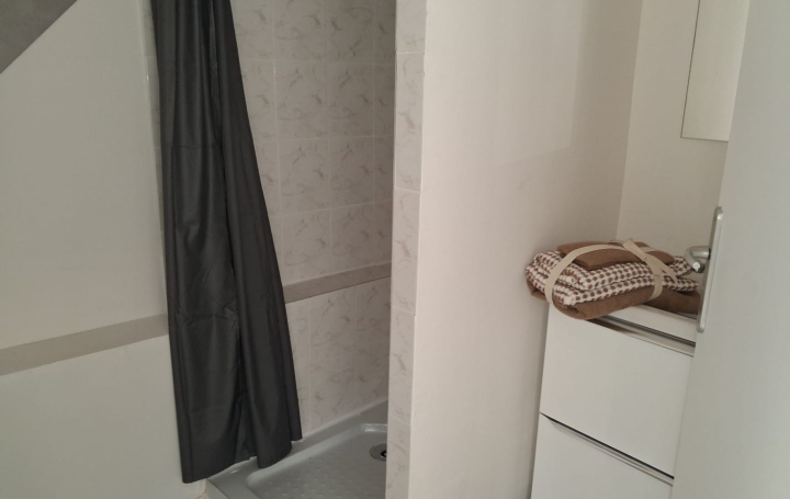 Studio SORGUES (84700)  26 m2 360 € 