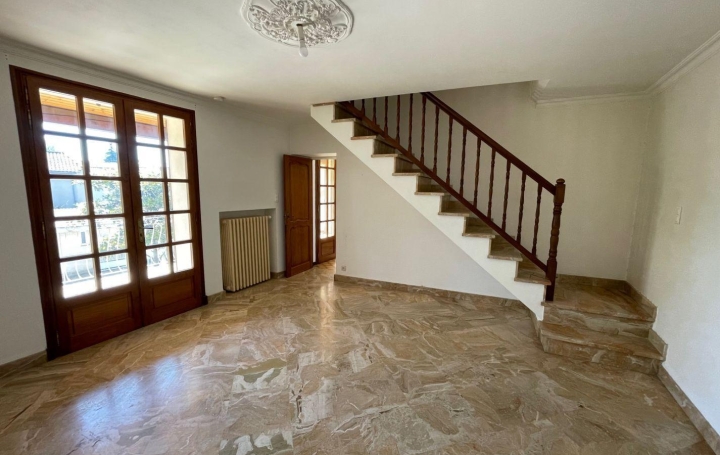 3 Pièces SORGUES (84700)  111 m2 905 € 