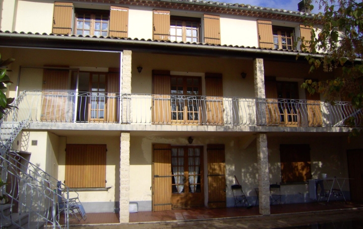 3 Pièces SORGUES (84700)  111 m2 905 € 