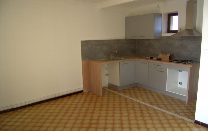 3 Pièces SORGUES (84700)  111 m2 905 € 