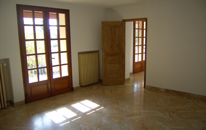 3 Pièces SORGUES (84700)  111 m2 905 € 