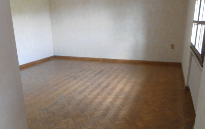 3 Pièces SORGUES (84700)  111 m2 905 € 