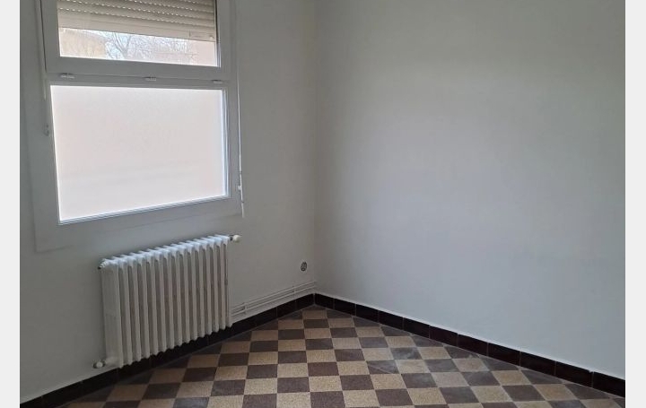 3 Pièces SORGUES (84700)  67 m2 750 € 