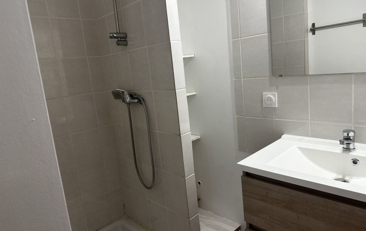 3 Pièces SORGUES (84700)  56 m2 670 € 