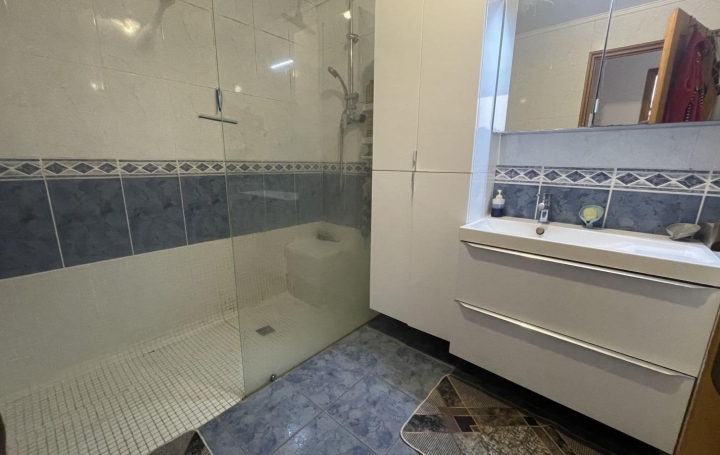 Maison VIAS (34450)  200 m2 884 000 € 