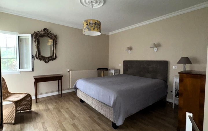 Maison SAINT-AMAND-MONTROND (18200)  196 m2 402 300 € 