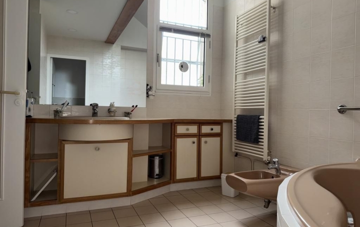 Maison SAINT-AMAND-MONTROND (18200)  196 m2 402 300 € 