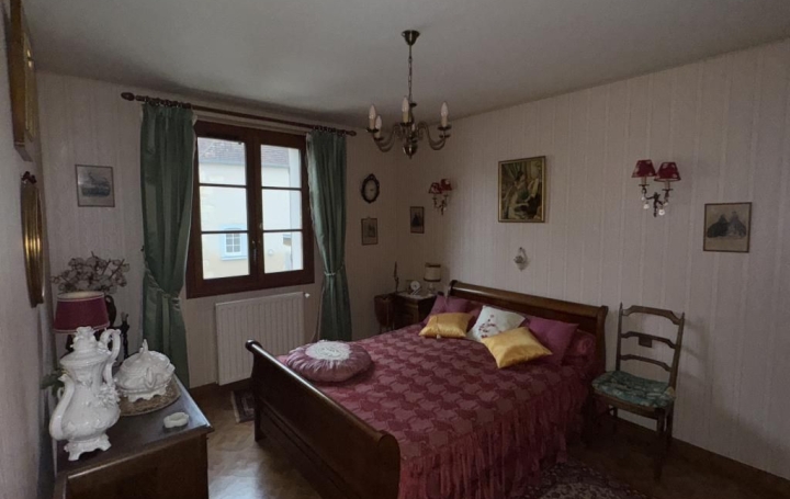 4 Pièces SAINT-AMAND-MONTROND (18200)  139 m2 151 200 € 