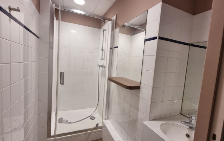 Local commercial AMBERIEU-EN-BUGEY (01500)  77 m2 180 000 € 