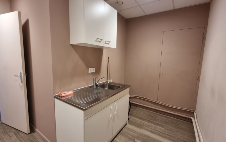 Local commercial AMBERIEU-EN-BUGEY (01500)  77 m2 180 000 € 