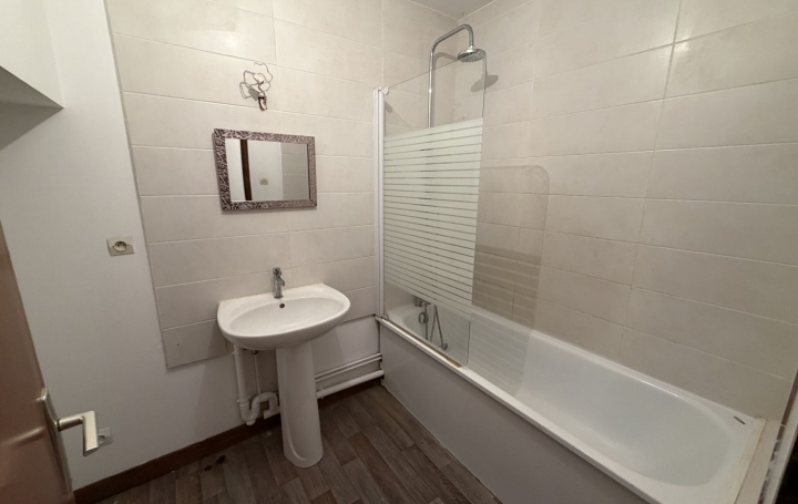 4 Pièces CHALAMONT (01320)  56 m2 580 € 