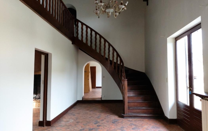 Maison MEXIMIEUX (01800)  297 m2 1 525 € 