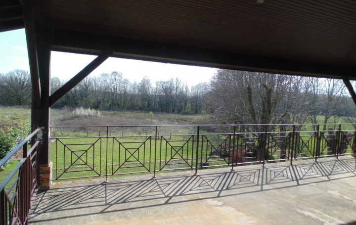 Maison MEXIMIEUX (01800)  297 m2 1 525 € 