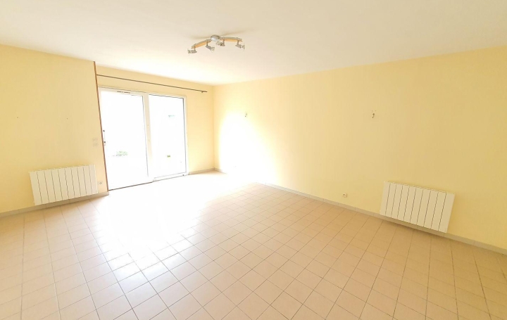 3 Pièces CHALAMONT (01320)  73 m2 830 € 