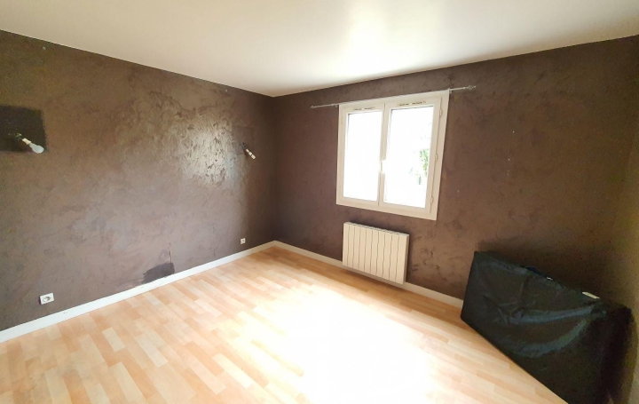 3 Pièces CHALAMONT (01320)  73 m2 830 € 