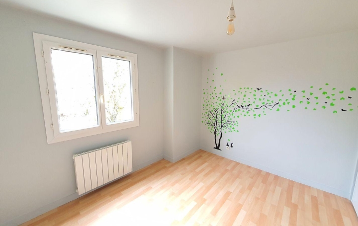 3 Pièces CHALAMONT (01320)  73 m2 830 € 