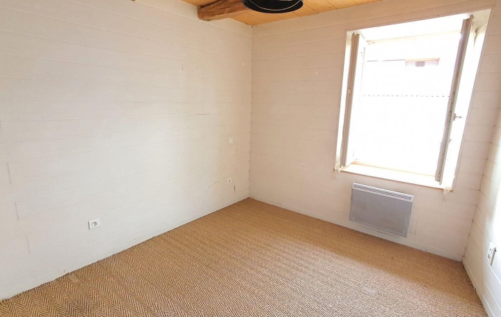 3 Pièces CHALAMONT (01320)  94 m2 656 € 