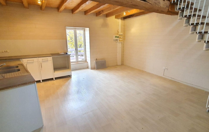 3 Pièces CHALAMONT (01320)  94 m2 656 € 