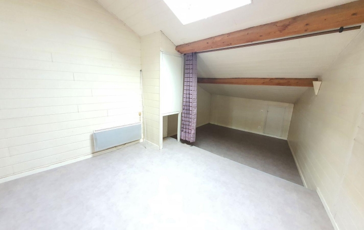 3 Pièces CHALAMONT (01320)  94 m2 656 € 