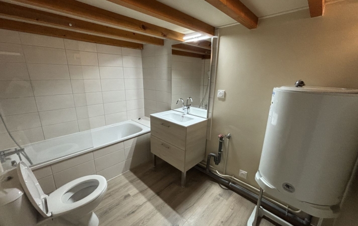 Studio BOURG-EN-BRESSE (01000)  24 m2 450 € 