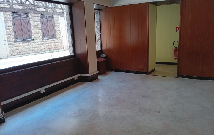 Local commercial CHALAMONT (01320)  55 m2 607 € 