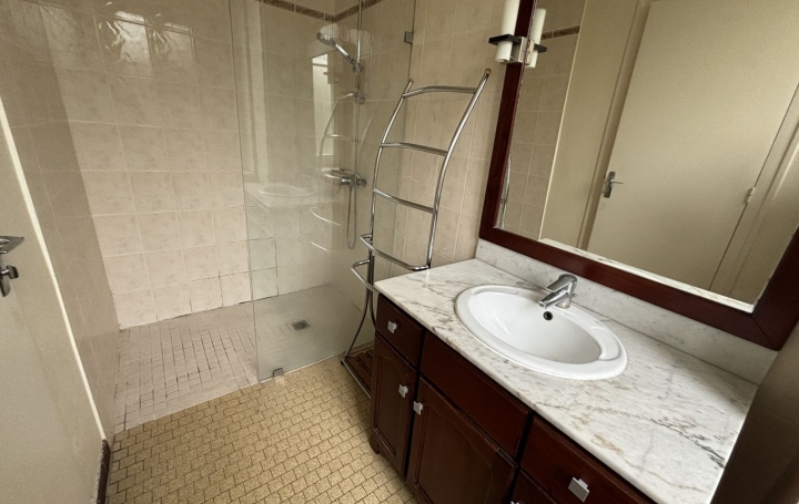 4 Pièces BOURG-EN-BRESSE (01000)  83 m2 815 € 