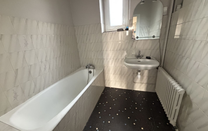 Maison BAGE-LA-VILLE (01380)  150 m2 820 € 