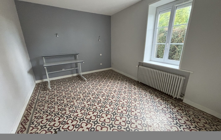 Maison BAGE-LA-VILLE (01380)  150 m2 820 € 