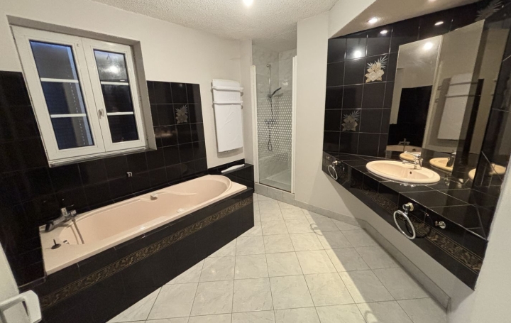 Maison BAGE-LA-VILLE (01380)  150 m2 820 € 