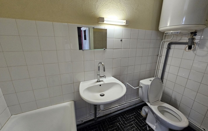 Local commercial PONT-DE-VAUX (01190)  80 m2 550 € 