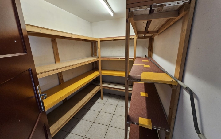 Local commercial PONT-DE-VAUX (01190)  80 m2 550 € 