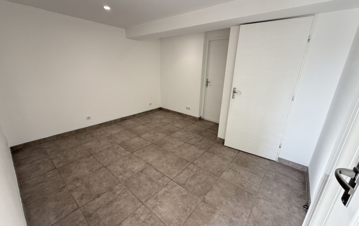 Local d'activité SAINT-PAUL-DE-VARAX (01240)  26 m2 430 € 