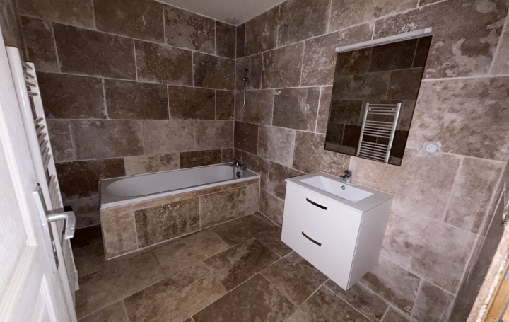 Maison PONT-DE-VAUX (01190)  95 m2 750 € 