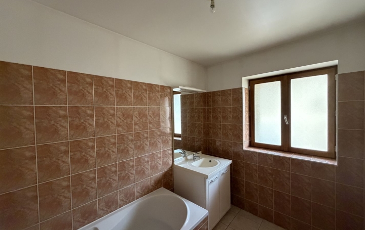 Maison de village SAINT-JEAN-LE-VIEUX (01640)  67 m2 850 € 