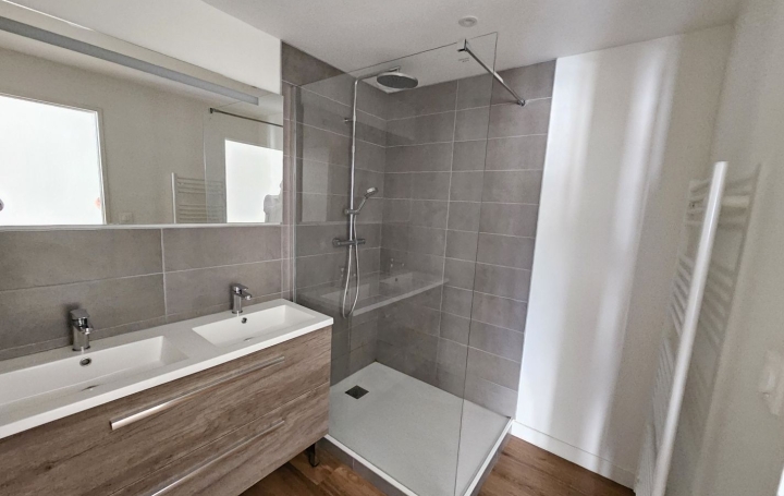 5 Pièces FLEURIE (69820)  124 m2 970 € 