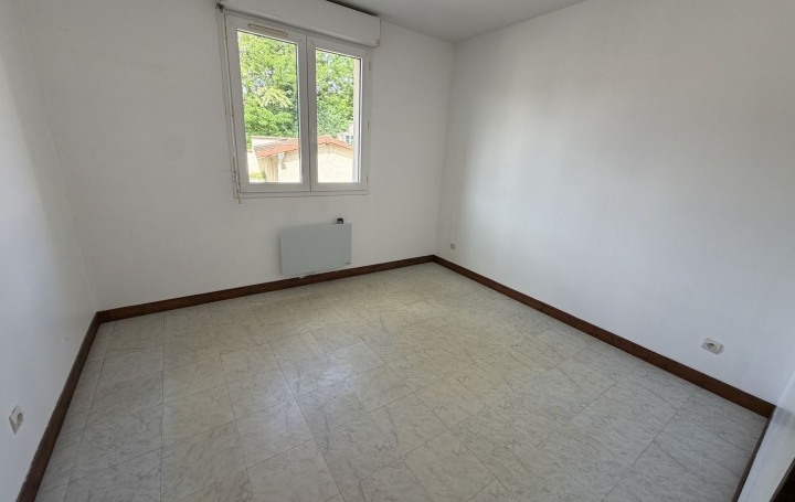 3 Pièces CHALAMONT (01320)  69 m2 680 € 