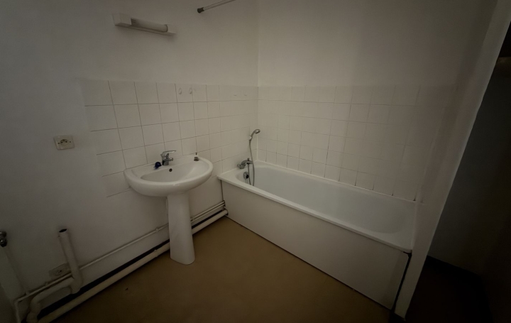 3 Pièces CHALAMONT (01320)  69 m2 680 € 