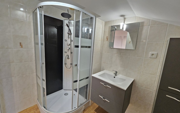 Maison PONT-DE-VAUX (01190)  55 m2 700 € 